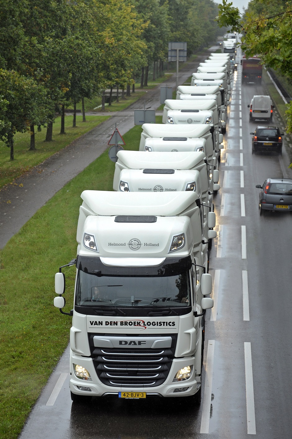 14 DAF CF trucks voor Van Den Broek