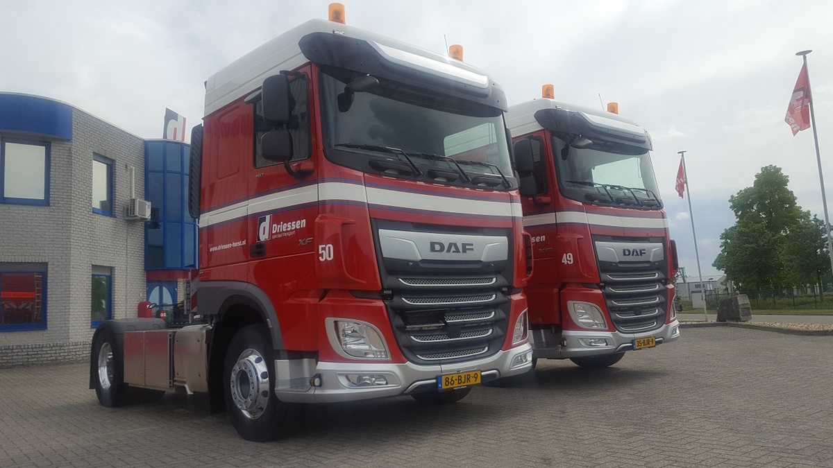 2 DAF XF Trucks voor Driessen