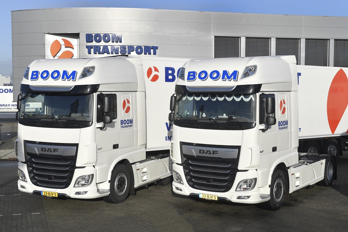 Twee DAF XF Trucks Bom Transport