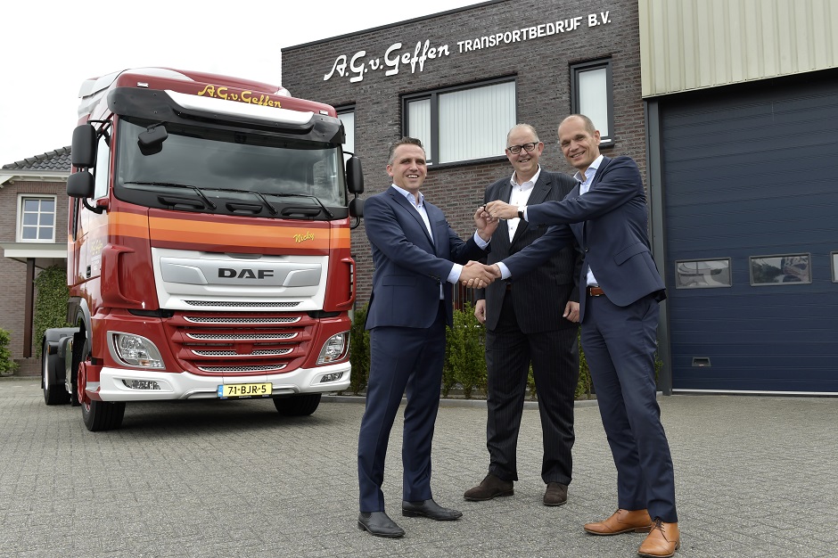 Overhandiging DAF XF Van Geffen Van Hooft