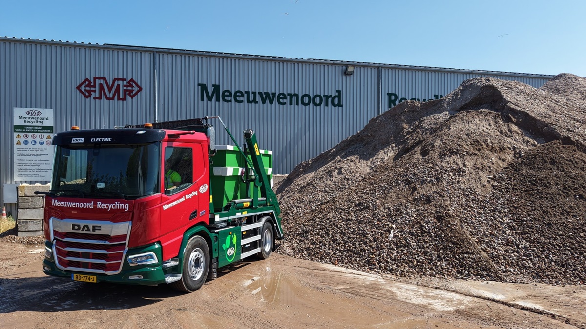 1-DAF-XD-270E-FA-Meeuwenoord