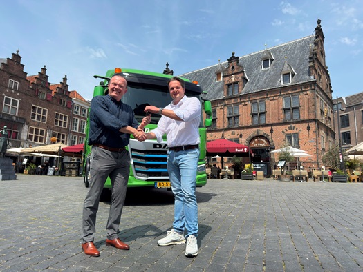 2-Sleuteloverdracht-eerste-elektrische-inzamelwagen-Dar