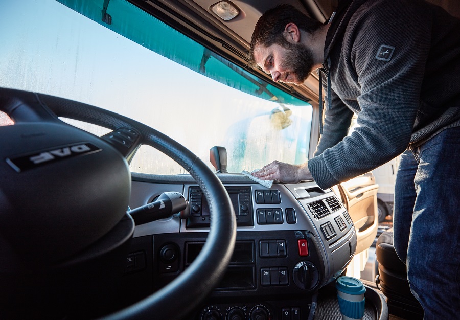 Cabine-vrachtwagen-schoonmaken-Foto-3