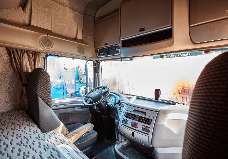 Magnetron-inbouwen-in-vrachtwagen-Foto-1