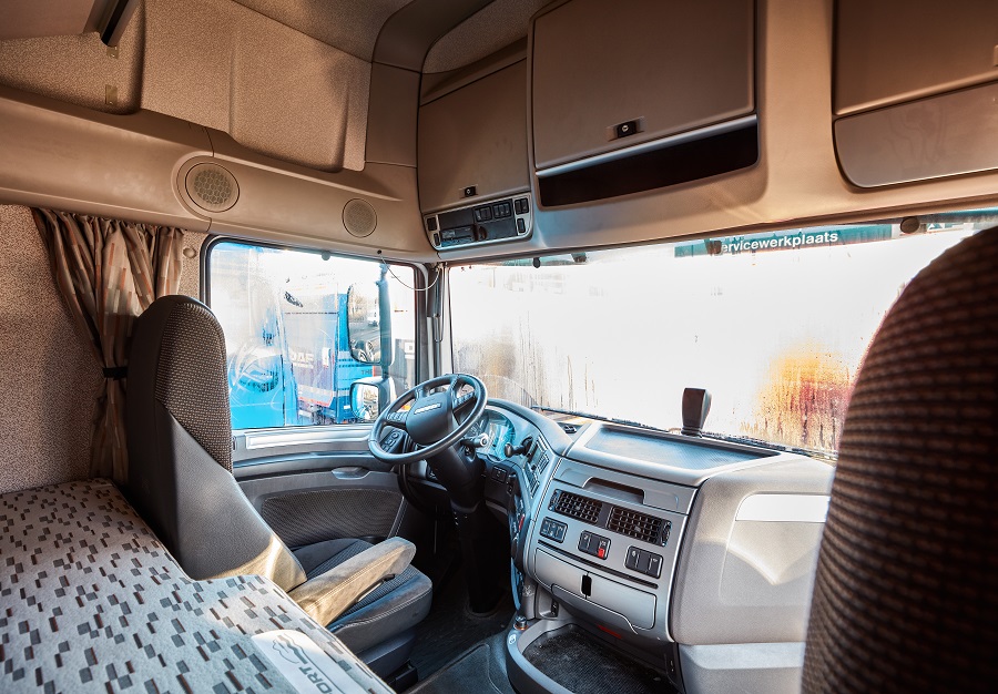 TV-installeren-in-vrachtwagen-Foto-1