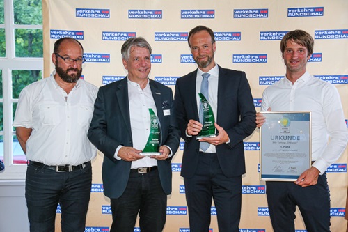 DAF-CF-Electric-wins-Green-Trucks-Award-2019-DAF-CF-Electric-Hand-over-of-the-Award-02